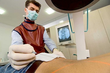 Schmerzbehandlung der Hals- und Lendenwirbelsäule